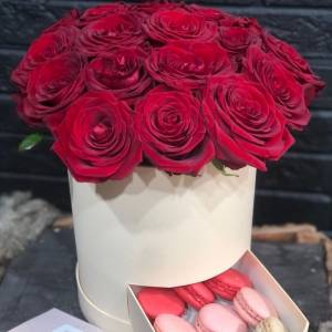21 роза в шляпной коробке с макаронсами R842
