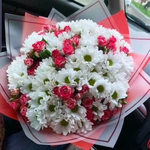 Сборный букет ромашковая хризантема и розы R1123