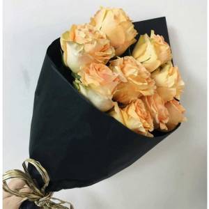 Букет 9 кремовых роз в упаковке R573