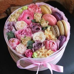 Коробка с цветами и макаронсами R379