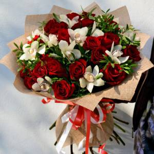 Букет белые орхидеи и красные розы R642